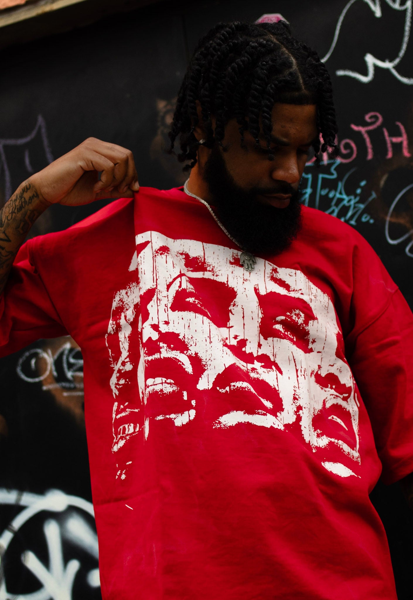 RED “FACES” GRAPHIC TEE