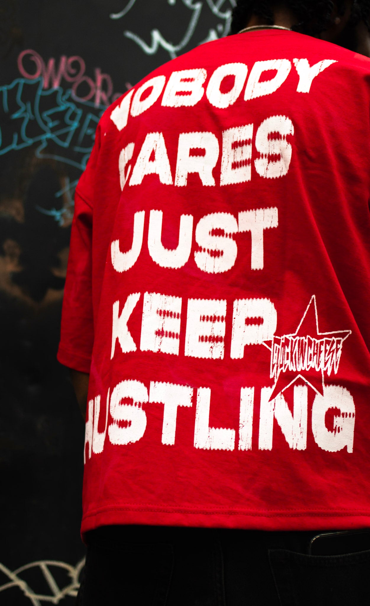 RED “FACES” GRAPHIC TEE